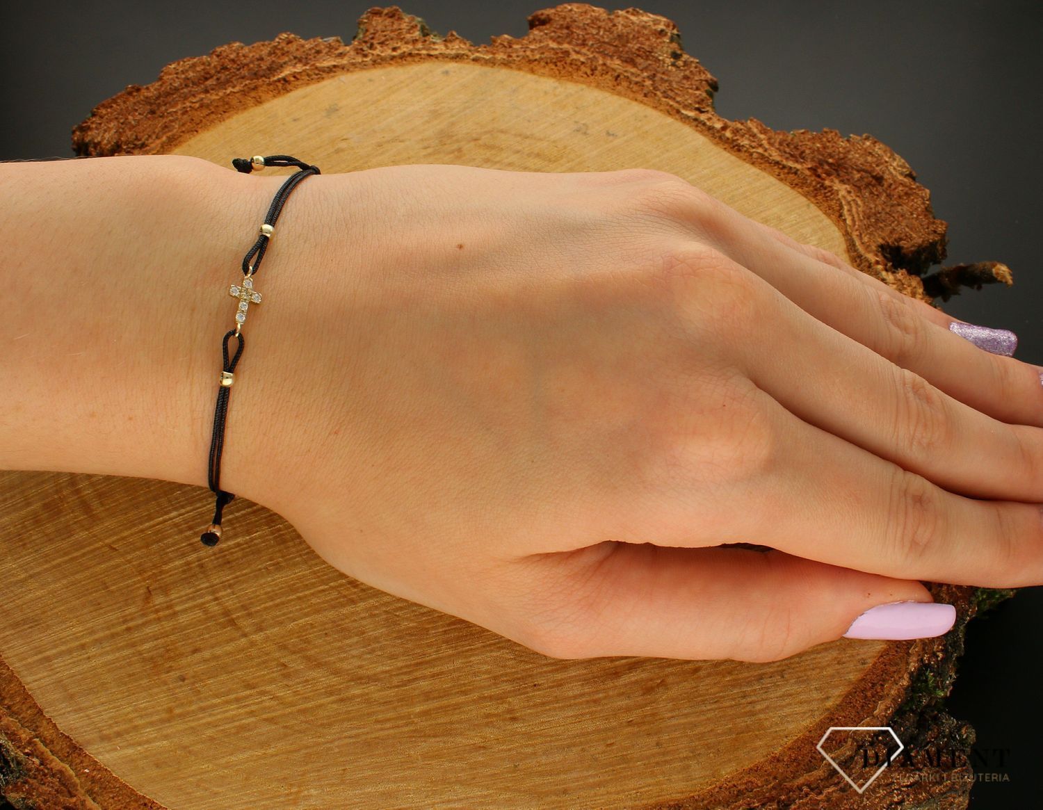 Bransoletka na czarnym sznurku 333 krzyżyk BR 4519A 333. Złota bransoletka wykonana z czarnego rzemyka oraz złota próby 333. Wyjątkowy element ozdobny w kształcie krzyżyka urzeka delikatną oraz orygi.jpg